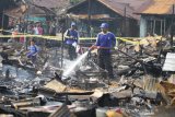 Petugas melakukan proses pembasahan di lokasi kebakaran rumah penduduk di kawasan Alalak Selatan, Banjarmasin, Kalimantan Selatan, Selasa (10/9/2019).Sebanyak 65 rumah hangus terbakar di permukiman padat penduduk tersebut.Penyebab kebakaran itu masih dalam penyelidikan pihak kepolisian setempat.Foto Antaranews Kalsel/Bayu Pratama S.