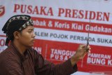 Pelestari pusaka membersihkan keris (Jamasan) di rumah masa kecil Bung Karno, Situs Persada Soekarno, Desa Pojok, Kediri, Jawa Timur, Selasa (10/9/2019). Sedikitnya 35 pusaka berbagai bentuk dengan dua di antaranya merupakan peninggalan presiden Soekarno dibersihkan agar awet sekaligus melestarikan tradisi jamasan pada bulan Suro penanggalan Jawa. Antara Jatim/Prasetia Fauzani/zk.