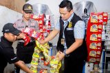 Polisi menunjukkan barang bukti makanan ringan yang tidak memiliki izin edar dari Badan Pengawas Obat dan Makanan (BPOM) saat penggerebekan Satreskrim Polrestabes Surabaya di pabrik kawasan Rungkut, Surabaya, Jawa Timur, Selasa (10/9/2019). Tim Tindak Pidana Ekonomi (Pidek) Satreskrim Polrestabes Surabaya mengungkap kasus tindak pidana pabrik yang memproduksi makanan ringan dan mengedarkan hasil produksi makanan kepasaran tanpa memperhatikan Higienis barang dan tidak memiliki izin edar dari Badan Pengawas Obat dan Makanan (BPOM) serta tidak memiliki izin terkait pengelolaan limbah bahan berbahaya dan beracun (B3). Antara Jatim/Umarul Faruq/zk