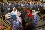 Ketua Umum DPP Ikatan Wanita Pengusaha Indonesia (IWAPI) Dyah Anita Prihapsari atau yang akrab dipanggil Nita Yudi (kedua kiri) berswafoto bersama Menteri Koperasi dan UKM Anak Agung Gede Ngurah Puspayoga (tengah), Gubernur Jawa Timur Khofifah Indar Parawansa (kedua kanan), Ketua Panitia Rakernas IWAPI Dewi Arimbi Soeharto Alamsyah (kanan) dan Ketua DPD IWAPI Jawa Timur Susmiati Rahmawati (kiri) saat Rakernas IWAPI yang ke-XXIX di Surabaya, Jawa Timur, Selasa (10/9/2019). Rakernas yang diikuti lebih dari 1.500 anggota IWAPI dari 33 provinsi tersebut mengusung tema 