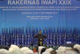 Menteri Koperasi dan UKM Anak Agung Gede Ngurah Puspayoga menyampaikan sambutan saat pembukaan Rakernas Ikatan Wanita Pengusaha Indonesia (IWAPI) yang ke-XXIX di Surabaya, Jawa Timur, Selasa (10/9/2019). Rakernas yang diikuti lebih dari 1.500 anggota IWAPI dari 33 provinsi tersebut mengusung tema 