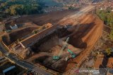 Foto udara SDN Cijolang yang terdampak proyek Jalan Tol Cisumdawu di Tanjungsari, Kabupaten Sumedang, Jawa Barat, Selasa (10/9/2019). Hingga saat ini, kegiatan belajar mengajar tetap berlangsung di sekolah tersebut karena belum adanya bangunan pengganti yang disediakan pemerintah.  ANTARA JABAR/Raisan Al Farisi/agr