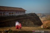 Sejumlah siswi berjalan menuju SDN Cijolang yang terdampak proyek Jalan Tol Cisumdawu di Tanjungsari, Kabupaten Sumedang, Jawa Barat, Selasa (10/9/2019). Hingga saat ini, kegiatan belajar mengajar tetap berlangsung di sekolah tersebut karena belum adanya bangunan pengganti yang disediakan pemerintah.  ANTARA JABAR/Raisan Al Farisi/agr