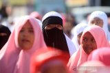 Sejumlah pelajar mengikuti pawai taaruf di Meulaboh, Kabupaten Aceh Barat, Aceh, Selasa (10/9/2019). Pawai taaruf yang diikuti ribuan pelajar dan seluruh Satuan Kerja Perangkat Daerah (SKPD) itu digelar dalam rangka memperingati Tahun Baru Islam 1 Muharram 1441 Hijriah dan hari Asyura. Antara Aceh/Syifa Yulinnas.