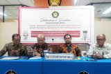 Kepala Lembaga Hubungan Kerja Sama Internasional UP Prof. Eddy Pratamo, Rektor UP Wahono Suamryono,Ketua Pusat Studi Pancasila UP Hendra Nurtjahyo, (kiri ke kanan) ketika menggelar sarasehan bersama media membahas isu radikalisme dan separatisme.