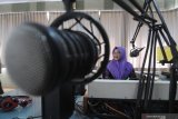 Penyiar melakukan siaran di Radio Karimata FM, Pamekasan, Jawa Timur, Rabu (11/9/19).emerintah menetapkan tanggal 11 September sebagai Hari Radio Nasional yang juga bertepatan dengan hari kelahiran Radio Republik Indonesia (RRI). Antara Jatim /Saiful Bahri/zk