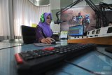 Penyiar melakukan siaran di Radio Karimata FM, Pamekasan, Jawa Timur, Rabu (11/9/19).emerintah menetapkan tanggal 11 September sebagai Hari Radio Nasional yang juga bertepatan dengan hari kelahiran Radio Republik Indonesia (RRI). Antara Jatim /Saiful Bahri/zk