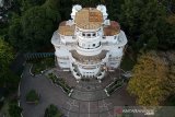 Foto udara Gedung Isola yang merupakan cagar budaya di Universitas Pendidikan Indonesia (UPI), Bandung, Jawa Barat, Rabu (11/9/2019). Pemerintah Kota Bandung akan berkolaborasi dengan Tim Ahli Cagar Budaya (TACB) untuk memelihara dan melestarikan berbagai bangunan yang menjadi aset cagar budaya di Kota Bandung. ANTARA JABAR/Raisan Al Farisi/agr