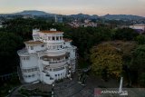 Foto udara Gedung Isola yang merupakan cagar budaya di Universitas Pendidikan Indonesia (UPI), Bandung, Jawa Barat, Rabu (11/9/2019). Pemerintah Kota Bandung akan berkolaborasi dengan Tim Ahli Cagar Budaya (TACB) untuk memelihara dan melestarikan berbagai bangunan yang menjadi aset cagar budaya di Kota Bandung. ANTARA JABAR/Raisan Al Farisi/agr