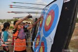 Sejumlah pelajar berlatih memanah di lapangan panahan Persatuan Panahan Seluruh Indonesia (Perpani) Kota Madiun, Jawa Timur, Rabu (11/9/2019). Perpani Kota Madiun melakukan pembinaan terhadap 50 pelajar untuk mencari bibit atlet sekaligus menghadapi berbagai kejuaan panahan. Antara Jatim/Siswowidodo/zk.