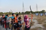 Sejumlah pelajar berlatih memanah di lapangan panahan Persatuan Panahan Seluruh Indonesia (Perpani) Kota Madiun, Jawa Timur, Rabu (11/9/2019). Perpani Kota Madiun melakukan pembinaan terhadap 50 pelajar untuk mencari bibit atlet sekaligus menghadapi berbagai kejuaan panahan. Antara Jatim/Siswowidodo/zk.