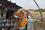 Sejumlah pelajar berlatih memanah di lapangan panahan Persatuan Panahan Seluruh Indonesia (Perpani) Kota Madiun, Jawa Timur, Rabu (11/9/2019). Perpani Kota Madiun melakukan pembinaan terhadap 50 pelajar untuk mencari bibit atlet sekaligus menghadapi berbagai kejuaan panahan. Antara Jatim/Siswowidodo/zk.