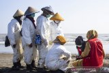 Seorang dokter memeriksa kesehatan relawan pembersih pesisir pantai terdampak tumpahan minyak mentah di Pantai Sedari, Cibuaya, Karawang, Jawa Barat, Selasa (10/9/2019). Pertamina bersinergi bersama Pertamedika melakukan pemeriksaan kesehatan atau 