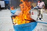 Barang bukti hasil sitaan dimusnahkan di Kantor Pengawasan dan Pelayanan Bea dan Cukai (KPPBC) Tipe Madya Pabean Juanda, Sidoarjo, Jawa Timur, Rabu (11/9/2019). Kantor Pengawasan Dan Pelayanan Bea Dan Cukai Tipe Madya Pabean Juanda memusnahkan 236 buah air softgun dan senjata tajam, 214 buah alat elektronik, 134 buah part kendaraan, 550 buah sex toys, 595 ribu batang rokok dan pita cukai 5 rim. Antara Jatim/Umarul Faruq/zk