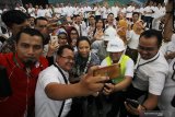 Menteri Badan Usaha Milik Negara (BUMN) Rini Soemarno (tengah) bernyanyi bersama milenial BUMN saat peresmian workshop Heavy Machining Center (HMC) di Gresik, Jawa Timur, Rabu (11/9/2019). Peresmian workshop HMC tersebut untuk mendukung kapasitas produksi perusahaan sehingga menjadi perusahaan manufaktur berskala global dan aktif berpartisipasi dalam pembangunan infrastruktur dalam negeri. Antara Jatim/Moch Asim/zk.