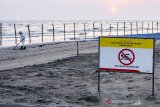 Petugas mengumpulkan ceceran tumpahan minyak mentah di Pantai Sedari, Cibuaya, Karawang, Jawa Barat, Selasa (10/9/2019). Pertamina menyatakan prioritas utama penanganan tumpahan minyak mentah di pesisir karawang adalah memastikan keselamatan tim dan masyarakat. Selain penanganan operasi melalui Emergency Response Tim PHE ONWJ, Pertamina bersama warga terus melakukan kegiatan bersih-bersih Pantai dan terus memantau perkembangan serta melakukan tindakan penyelamatan lingkungan. ANTARA JABAR/M Ibnu Chazar/agr