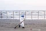 Petugas mengumpulkan ceceran tumpahan minyak mentah di Pantai Sedari, Cibuaya, Karawang, Jawa Barat, Selasa (10/9/2019). Pertamina menyatakan prioritas utama penanganan tumpahan minyak mentah di pesisir karawang adalah memastikan keselamatan tim dan masyarakat. Selain penanganan operasi melalui Emergency Response Tim PHE ONWJ, Pertamina bersama warga terus melakukan kegiatan bersih-bersih Pantai dan terus memantau perkembangan serta melakukan tindakan penyelamatan lingkungan. ANTARA JABAR/M Ibnu Chazar/agr