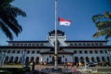 Bendera setengah tiang dikibarkan di Gedung Sate, Bandung, Jawa Barat, Kamis (12/9/2019). Bendera setengah tiang tersebut dikibarkan sebagai salah satu ungkapan bela sungkawa Pemerintah Provinsi Jawa Barat atas wafatnya Presiden Indonesia ke 3 BJ Habibie. ANTARA JABAR/Raisan Al Farisi/agr