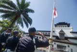 Bendera setengah tiang dikibarkan di Gedung Sate, Bandung, Jawa Barat, Kamis (12/9/2019). Bendera setengah tiang tersebut dikibarkan sebagai salah satu ungkapan bela sungkawa Pemerintah Provinsi Jawa Barat atas wafatnya Presiden Indonesia ke 3 BJ Habibie. ANTARA JABAR/Raisan Al Farisi/agr