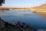 Pengunjung memancing di waduk Bajulmati yang debit airnya mulai menyusut diperbatasan Banyuwangi-Situbondo, Jawa Timur, Rabu (11/9/2019). Saat musim kemarau, Waduk yang mampu menampung air sekitar 10 juta meterkubik tersebut diharapkan dapat mengairi 1.800 hektar lahan didaerah tersebut. Antara Jatim/Budi Candra Setya/zk