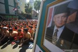 Pelajar SD Al Falah Surabaya mendengarkan kisah almarhum Presiden ke-3 RI BJ Habibie usai melaksanakan Shalat Gaib di Surabaya, Jawa Timur, Kamis (12/9/2019). Kegiatan Shalat Ghaib dan doa bersama yang diikuti 750 pelajar SD Al Falah tersebut bertujuan agar para murid meneladani sosok BJ Habibie sekaligus sebagai bentuk penghormatan kepadanya. Antara Jatim/Moch Asim/zk.