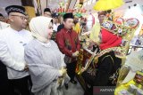 Anggota dewan gubernur Bank Indonesia Rosmaya Hadi (dua kiri) Walikota Banjarmasin Ibnu Sina(dua kanan) bersama Kepala Kantor Perwakilan Bank Indonesia Provinsi Kalsel Herawanto (kiri) mengunjungi salah satu stan binaan Bank Indonesia pada pembukaan Festival Ekonomi Syariah (FESyar) di Duta Mall, Banjarmasin, Kalimantan Selatan, Kamis (12/9/2019). FESyar kawasan Timur Indonesia  yang diikuti sejumlah perbankan syariah, belasan perwakilan BI di kawasan timur Indonesia, dan UKM binaan bank maupun BUMN yang diselenggarakan dari tanggal 12-14 September 2019 ini merupakan kegiatan road to Indonesia Sharia Economic Festival (ISEF) sebagai bagian dari upaya menjadikan Indonesia sebagai pusat ekonomi syariah di dunia. Foto Antaranews Kalsel/Bayu Pratama S.