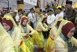 Anggota dewan gubernur Bank Indonesia Rosmaya Hadi, Walikota Banjarmasin Ibnu Sina bersama Kepala Kantor Perwakilan Bank Indonesia Provinsi Kalsel Herawanto di sambut tarian saat mengunjungi salah satu stan binaan Bank Indonesia pada pembukaan Festival Ekonomi Syariah (FESyar) di Duta Mall, Banjarmasin, Kalimantan Selatan, Kamis (12/9/2019). FESyar kawasan Timur Indonesia  yang diikuti sejumlah perbankan syariah, belasan perwakilan BI di kawasan timur Indonesia, dan UKM binaan bank maupun BUMN yang diselenggarakan dari tanggal 12-14 September 2019 ini merupakan kegiatan road to Indonesia Sharia Economic Festival (ISEF) sebagai bagian dari upaya menjadikan Indonesia sebagai pusat ekonomi syariah di dunia. Foto Antaranews Kalsel/Bayu Pratama S.