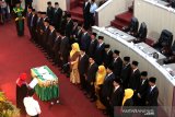 Anggota Dewan Perwakilan Rakyat Kota (DPRK) Banda Aceh mengucap sumpah dan janji jabatan pada pelantikan di ruang sidang DPRK, Banda Aceh, Aceh, Rabu (11/9/2019). Sebanyak 30 orang dilantik hasil pemilihan umum legislatif 2019 dari partai nasional (parnas) dan partai lokal (parlok) resmi di lantik menjadi anggota DPRK periode 2019-2024. Antara Aceh / Irwansyah Putra.