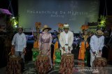 Gubernur Provinsi Jawa Barat Ridwan Kamil (kedua kanan) didampingi istri (kedua kiri) memukul kendang sebagai simbolis Relaunching Gedung De Majestic di kawasan Braga, Bandung, Jawa Barat, Rabu (11/9/2019) malam. Pemerintah Jawa Barat meresmikan kembali Gedung yang dibangun sejak tahun 1925 pada masa kolonial Belanda tersebut untuk dijadikan sebagai tempat pusat aktivitas kesenian dan kebudayaan sunda di Jawa Barat. ANTARA JABAR/Novrian Arbi/agr