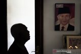 Asisten rumah tangga melihat foto dan lukisan Presiden ke-3 RI Almarhum BJ Habibie pada Rumah milik RA Habibie di Bandung, Jawa Barat, Kamis (12/9/2019). Semasa Hidupnya, Almarhum BJ Habibie kerap mengunjungi dan beraktivitas di rumah ibundanya tersebut yang terletak di Jalan Imam Bonjol, Kota Bandung.  ANTARA JABAR/Novrian Arbi/agr