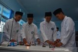 Siswa SMA Darul Ulum 2 Unggulan Badan Pengkajian dan Penerapan Teknologi (BPPT) melakukan praktikum di Pesantren Darul Ulum Rejoso, Kecamatan Peterongan, Kabupaten Jombang, Jawa Timur, Kamis (12/9/2019). SMA Darul Ulum 2 Unggulan BPPT yang diresmikan 1994 itu merupakan sekolah yang di inisiatori Presiden ke-3 Republik Indonesia Bacharudin Jusuf (BJ) Habibie yang saat itu menjabat sebagai Menteri Riset dan Teknologi (Menristek) dan Kepala BPPT dengan KH Asad Umar, agar kalangan pesantren memiliki keseimbangan antara teknologi dan keagamaan atau Iptek (Ilmu Pengetahuan dan Teknologi) dan Imtak (Iman dan Takwa). Antara Jatim/Syaiful Arif/zk