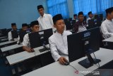 Siswa belajar komputer di SMA Darul Ulum 2 Unggulan Badan Pengkajian dan Penerapan Teknologi (BPPT) Pesantren Darul Ulum Rejoso, Kecamatan Peterongan, Kabupaten Jombang, Jawa Timur, Kamis (12/9/2019). SMA Darul Ulum 2 Unggulan BPPT yang diresmikan 1994 itu merupakan sekolah yang di inisiatori Presiden ke-3 Republik Indonesia Bacharudin Jusuf (BJ) Habibie yang saat itu menjabat sebagai Menteri Riset dan Teknologi (Menristek) dan Kepala BPPT dengan KH Asad Umar, agar kalangan pesantren memiliki keseimbangan antara teknologi dan keagamaan atau Iptek (Ilmu Pengetahuan dan Teknologi) dan Imtak (Iman dan Takwa). Antara Jatim/Syaiful Arif/zk