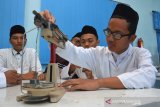 Siswa SMA Darul Ulum 2 Unggulan Badan Pengkajian dan Penerapan Teknologi (BPPT) melakukan praktikum di Pesantren Darul Ulum Rejoso, Kecamatan Peterongan, Kabupaten Jombang, Jawa Timur, Kamis (12/9/2019). SMA Darul Ulum 2 Unggulan BPPT yang diresmikan 1994 itu merupakan sekolah yang di inisiatori Presiden ke-3 Republik Indonesia Bacharudin Jusuf (BJ) Habibie yang saat itu menjabat sebagai Menteri Riset dan Teknologi (Menristek) dan Kepala BPPT dengan KH Asad Umar, agar kalangan pesantren memiliki keseimbangan antara teknologi dan keagamaan atau Iptek (Ilmu Pengetahuan dan Teknologi) dan Imtak (Iman dan Takwa). Antara Jatim/Syaiful Arif/zk