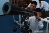 Siswa SMA Darul Ulum 2 Unggulan Badan Pengkajian dan Penerapan Teknologi (BPPT) melakukan praktikum di Pesantren Darul Ulum Rejoso, Kecamatan Peterongan, Kabupaten Jombang, Jawa Timur, Kamis (12/9/2019). SMA Darul Ulum 2 Unggulan BPPT yang diresmikan 1994 itu merupakan sekolah yang di inisiatori Presiden ke-3 Republik Indonesia Bacharudin Jusuf (BJ) Habibie yang saat itu menjabat sebagai Menteri Riset dan Teknologi (Menristek) dan Kepala BPPT dengan KH Asad Umar, agar kalangan pesantren memiliki keseimbangan antara teknologi dan keagamaan atau Iptek (Ilmu Pengetahuan dan Teknologi) dan Imtak (Iman dan Takwa). Antara Jatim/Syaiful Arif/zk