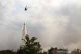 Helikopter milik Badan Nasional Penanggulangan Bencana (BNPB) melakukan water bombing pada kebakaran lahan gambut di Jalan Tegal Arum kawasan Syamsudin Noor, Banjarbaru, Kalimantan Selatan, Jumat (13/9/2019).Panasnya cuaca dan kencangnya angin membuat kebakaran cepat meluas sehingga menyulitkan petugas untuk memadamkan kebakaran lahan gambut tersebut.Foto Antaranews Kalsel/Bayu Pratama S.