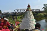 Sejumlah orang mengusung sesaji sebelum dilarung di Sungai Madiun, Jawa Timur, Jumat (13/9/2019). Kegiatan tersebut merupakan tradisi bersih desa masyarakat setempat pada bulan Suro penanggalan Jawa sebagai ungkapan rasa syukur kepada Tuhan Yang Maha Esa sekaligus memberi hiburan kepada masyarakat di sekitar Sungai Madiun. Antara Jatim/Siswowidodo/zk