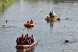 Sejumlah orang melarung sesaji di Sungai Madiun, Jawa Timur, Jumat (13/9/2019). Kegiatan tersebut merupakan tradisi bersih desa masyarakat setempat pada bulan Suro penanggalan Jawa sebagai ungkapan rasa syukur kepada Tuhan Yang Maha Esa sekaligus memberi hiburan kepada masyarakat di sekitar Sungai Madiun. Antara Jatim/Siswowidodo/zk