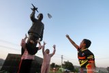 Ramai-ramai warga Gorontalo kunjungi Monumen BJ Habibie