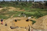 Warga mendulang intan dan emas secara tradisional di kelurahan Sungai Tiung, Cempaka, Banjarbaru, Kalimantan Selatan, Jumat (13/9/2019).Dalam sehari pendulang intan dan emas di kawasan itu mampu mendapatkan uang Rp10.000 sampai Rp50.000 dari hasil penjualan intan dan emas.Foto Antaranews Kalsel/Bayu Pratama S.