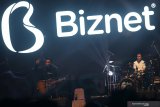 Vokalis group band Armada, Tsandi Rizal Adi Pradana (kiri) membawakan lagu berjudul 'Dimabuk Cinta' pada acara Biznet Festival 2019 di Kota Kediri, Jawa Timur, Sabtu (14/9/2019) malam. Biznet Festival yang diselenggarakan sejak tahun 2016 di berbagai daerah tersebut menampilkan sejumlah group band papan atas, kompetisi dance, kompetisi skateboard, dan kompetisi game online guna memperkenalkan layanan internet berkualitas kepada masyarakat. Antara Jatim/Prasetia Fauzani/zk.