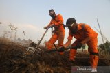 Satgas Kebakaran hutan dan lahan (karhutla) dari Dinas Kehutanan Kalsel menggunakan alat suntik gambut (sunbut) saat berupaya memadamkan kebakaran lahan gambut di kawasan Syamsudin Noor,Banjarbaru, Kalimantan Selatan, Sabtu (14/9/2019). Berdasarkan pantauan satelit milik Lembaga Penerbangan dan Antariksa Nasional (LAPAN) Sabtu (14/9/2019) terdapat 2.720 titik hotspot di sejumlah wilayah yang ada di Indonesia. (Foto Antaranews Kalsel/Bayu Pratama S)