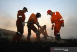 Kepala Dinas Kehutanan Hanif Faisol Nurofiq (kanan) bersama Satgas Kebakaran hutan dan Lahan (Karhutla) dari Dinas Kehutanan Kalsel menggunakan alat suntik gambut (Sunbut) saat berupaya memadamkan kebakaran lahan gambut di kawasan Syamsudin Noor, Banjarbaru, Kalimantan Selatan, Sabtu (14/9/2019). Berdasarkan pantauan satelit milik Lembaga Penerbangan dan Antariksa Nasional (LAPAN) Sabtu (14/9/2019) terdapat 2.720 hotspot di sejumlah wilayah yang ada di Indonesia. (Foto Antaranews Kalsel/Bayu Pratama S)