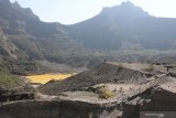 Pengunjung berada di kawasan kawah gunung Kelud di Kediri, Jawa Timur, Sabtu (14/9/2019). Sejumlah pengunjung nekat mendekat ke kawah meskipun statusnya masih ditutup untuk umum oleh pamerintah daerah setempat pasca erupsi Kelud tahun 2014 karena belum selesainya pembangunan fasilitas penunjang keamanan. Antara Jatim/Prasetia Fauzani/zk.