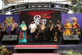 Walikota Banda Aceh Aminullah Usman (tengah) dan Wakil Walikota Zainal Arifin (empat kiri) menabuh rapai pada pembukaan event budaya tahunan piasan seni 2019 di Taman Bustanul Shalatin, Banda Aceh, Aceh, Jumat (13/9/2019). Event budaya piasan seni yang berlangsung hingga 15 September mendatang diikuti ratusan seniman dan pelajar dengan menampilkan pameran seni, panggung seni, workshop seni, panggung apresiasi dan aneka perlombaan. Antara Aceh / Irwansyah Putra.