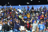 Ratusan suporter tim Arema FC menerbangkan pesawat kertas di Stadion Kanjuruhan, Malang, Jawa Timur, Jumat (13/9/2019). Hal tersebut dilakukan sebagai bentuk penghormatan atas wafatnya Presiden ke-3 Republik Indonesia, BJ Habibie. Antara Jatim/Ari Bowo Sucipto/zk.