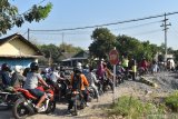 Pengendara melintasi perlintasan Kereta Api (KA) liar saat ada penutupan sementara pelintasan resmi karena ada pengerjaan jalur di Magetan, Jawa Timur, Jumat (13/9/2019). Di wilayah PT KAI Daerah Operasi (Daop) 7 Madiun yang meliputi sejumlah daerah termasuk wilayah Magetan terdapat  lebih dari 300 perlintasan KA, dan 67 di antaranya merupaka perlintasan liar. Antara Jatim/Siswowidodo/zk.