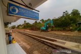 Pekerja mengoperasikan alat berat di area proyek reaktivasi jalur kereta Padalarang-Cianjur di Cipeuyeum, Kabupaten Cianjur, Jawa Barat, Jumat (13/9/2019). Kepala Balai Kereta Api Wilayah Jawa Bagian Barat Achyar Pasaribu menyatakan, kemiringan lahan di jalur eksisting Cipatat hingga Padalarang yang mencapai 42 derajat atau promil menjadi salah satu kendala lamban nya proyek reaktivasi jalur tersebut. ANTARA JABAR/Raisan Al Farisi/agr