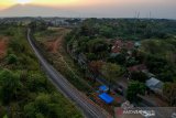 Foto udara jalur kereta api yang telah selesai dikerjakan pada proyek reaktivasi jalur kereta Padalarang-Cianjur di Ciranjang, Kabupaten Cianjur, Jawa Barat, Jumat (13/9/2019). Kepala Balai Kereta Api Wilayah Jawa Bagian Barat Achyar Pasaribu menyatakan, kemiringan lahan di jalur eksisting Cipatat hingga Padalarang yang mencapai 42 derajat atau promil menjadi salah satu kendala lamban nya proyek reaktivasi jalur tersebut. ANTARA JABAR/Raisan Al Farisi/agr