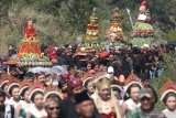 Warga mengarak gunungan berisi hasil bumi saat ritual sesaji Kelud di lereng gunung Kelud, Kediri, Jawa Timur, Sabtu (14/9/2019). Ritual sesaji yang dilaksanakan setahun sekali pada bulan Suro (penanggalan Jawa) itu sebagai simbolisasi perwujutan rasa syukur keberadaan Gunung Kelud yang memberikan kesuburan dan kemakmuran bagi masyarakat sekitar. Antara Jatim/Prasetia Fauzani/zk.