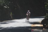 Pebalap memacu sepedanya saat mengikuti kategori Individual Time Trial pada International Tour de Linggarjati 2019 di Mandirancan, Kuningan, Jawa Barat, Jumat (13/9/2019). Ajang balap sepeda yang diikuti peserta dari berbagai negara tersebut mempertandingkan beberapa kategori diantaranya Individual Time Trial (ITT), Individual Road Race (IRR) dan Criterium. ANTARA JABAR/Dedhez Anggara/agr